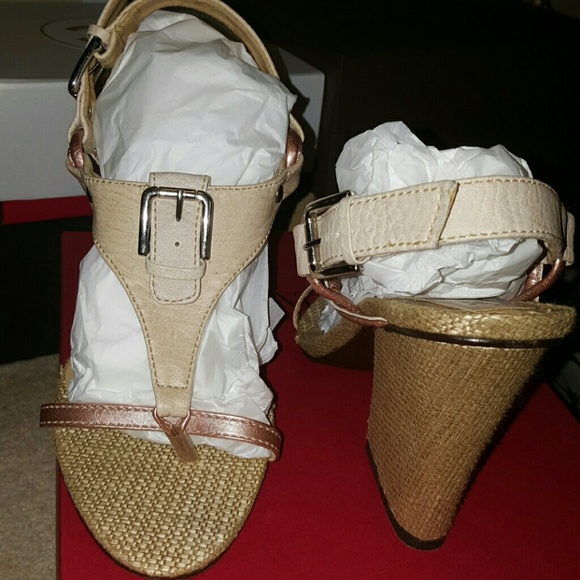 UNIQUE MULTI COLOR Rose chunky Heels Sandals - Picture 2 of 4