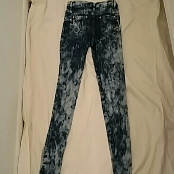 Distressed jeans - Picture 2 of 3