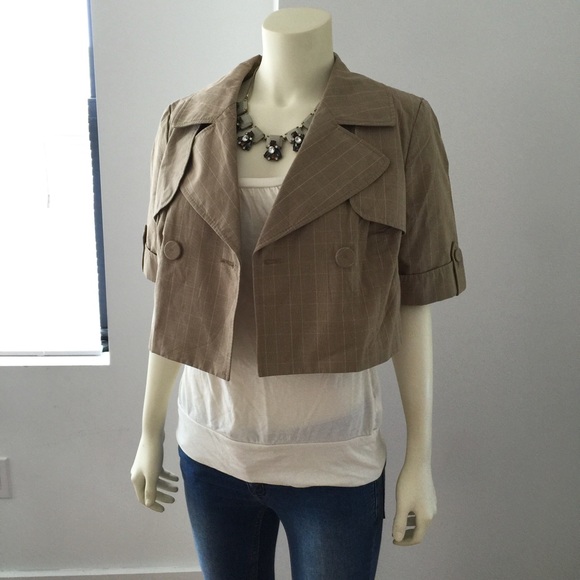 NWOT Cropped Raincoat Style Jacket