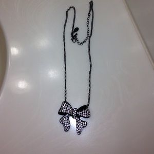 Bow necklace