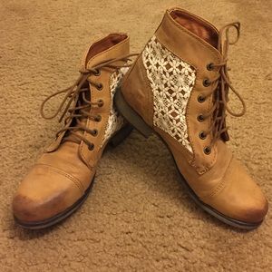 Leather booties with lace