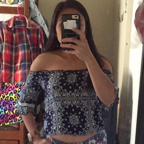 NWOT•OFF SHOULDER BLOUSE - Picture 2 of 2