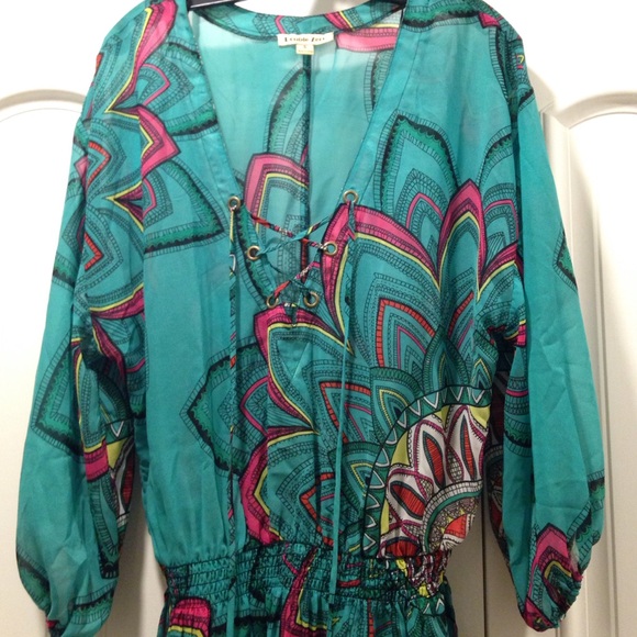 Flowy Green Blouse w/ colorful design! - Picture 2 of 4