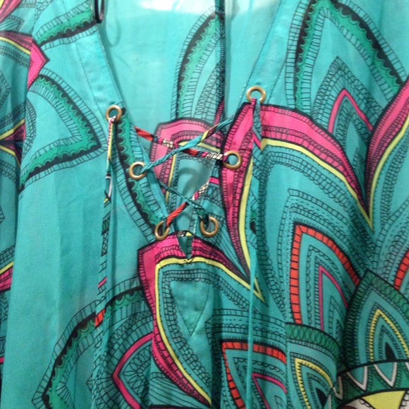 Flowy Green Blouse w/ colorful design! - Picture 4 of 4