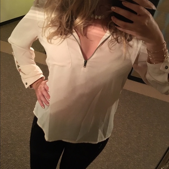 Creamy/White Sheer Blouseđź‘ đź’„ - Picture 2 of 3