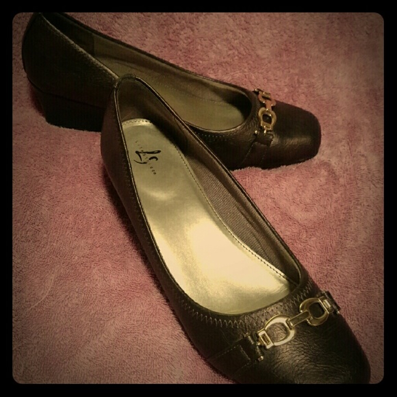 ***SOLD****Life Stride wedge casual bronze