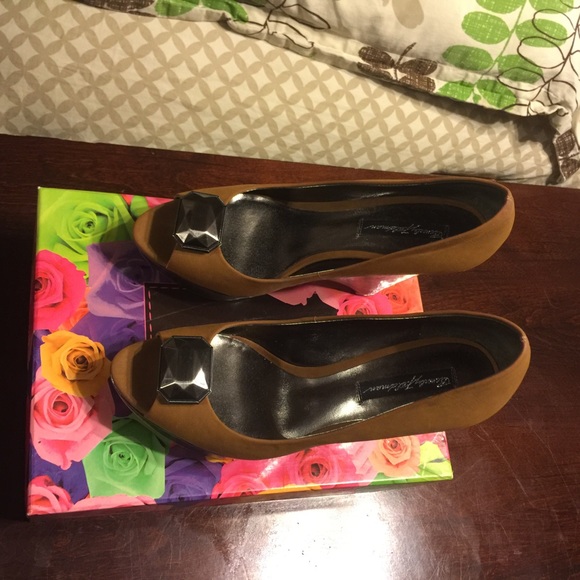 Shoes - Picture 3 of 4