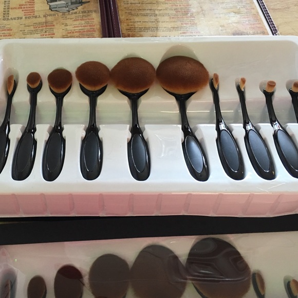 Oval makeup brush set 🎉🎈 Will sell individual - Picture 3 of 4