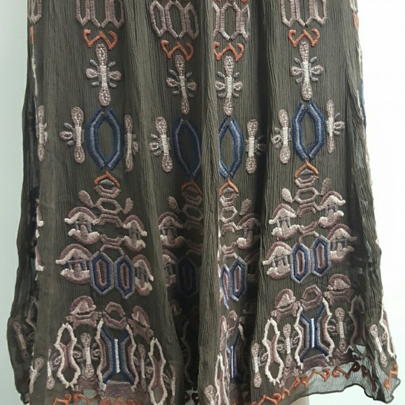 Gianni Bini Dresses & Skirts - GIANNI BINI embroidered fabric flow skirt.