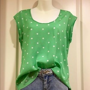 Green polka dot top 🍀