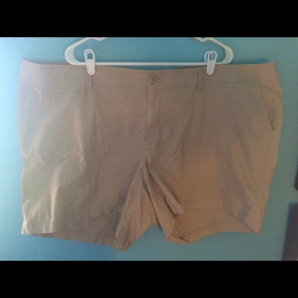 Old Navy 5' khaki short