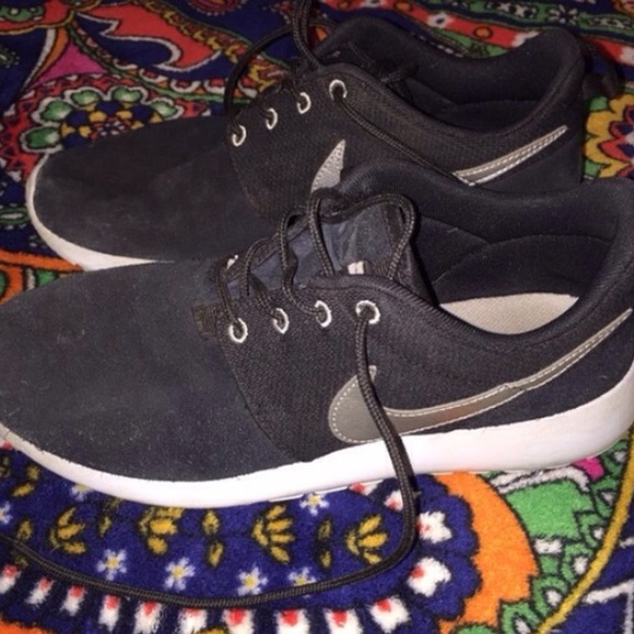 Nike roshe & Top BUNDLE!! (: