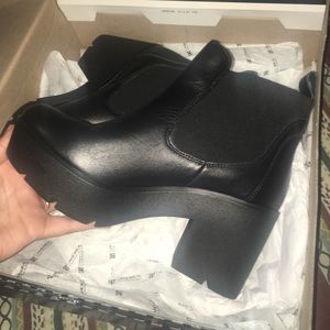 Andrea black boots