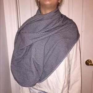 Like new AUTH Lululemon Vinyesa scarf navy & white