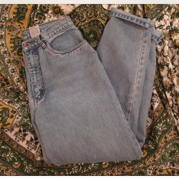 Vintage light wash high wasted mom Jean