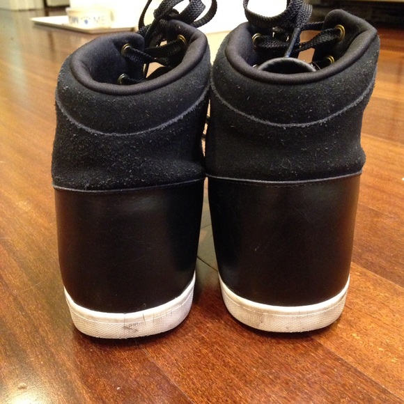 Mens size 10.5 Reebok studded sneakers black - Picture 3 of 4