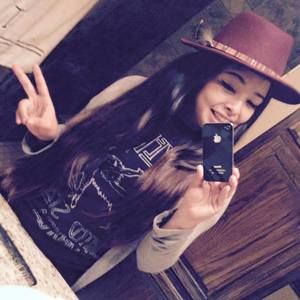 Meet your Posher, Larissa