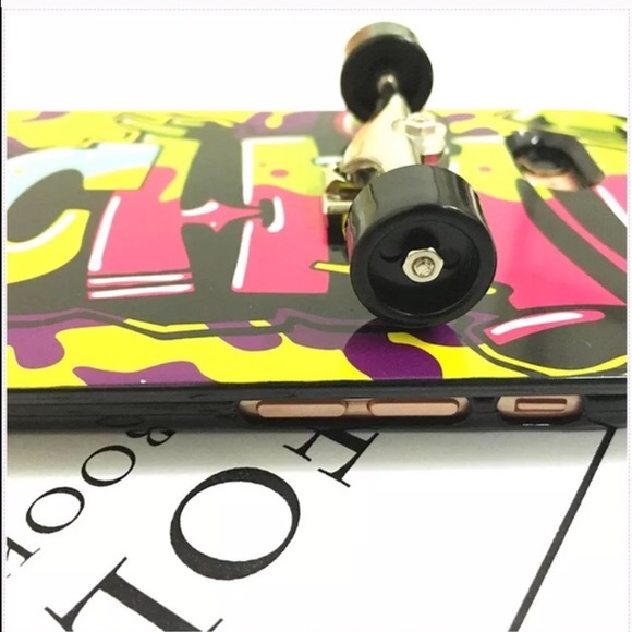 Moschino NWT iPhone 6/6s & iPhone 6plus skateboard - Picture 2 of 4