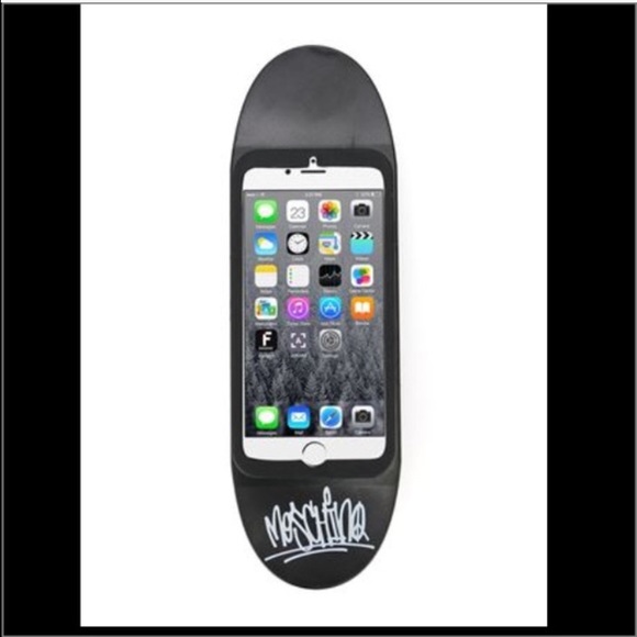 Moschino NWT iPhone 6/6s & iPhone 6plus skateboard - Picture 3 of 4