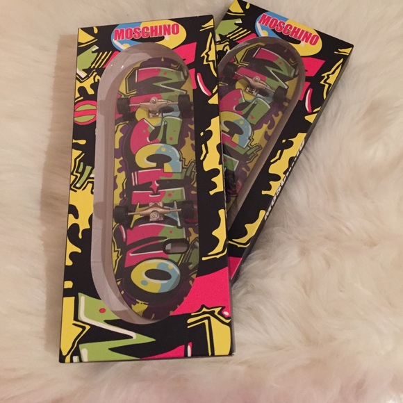 Moschino NWT iPhone 6/6s & iPhone 6plus skateboard - Picture 4 of 4