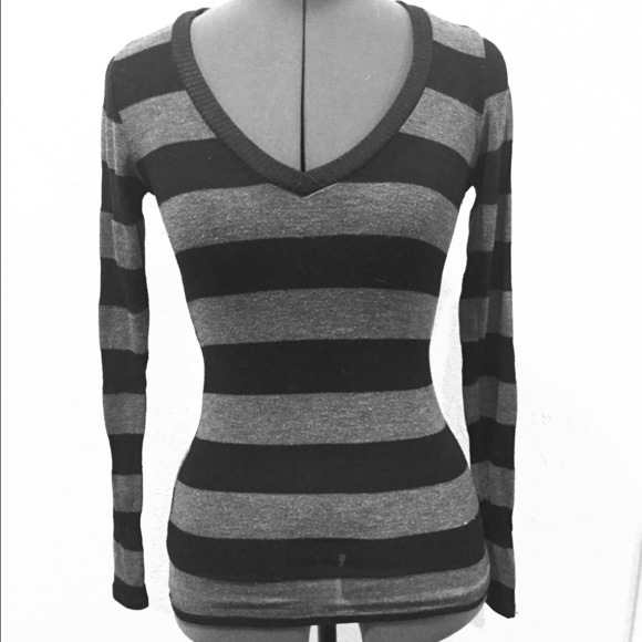 Fitted V-neck long sleeve
