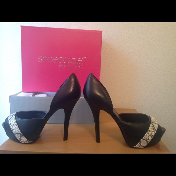 ShoeDazzle Dahlia d’Orsay Platform Peep Toe Pump