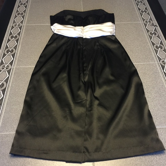 B. Darlin strapless dress. Black and White. Sz 3/4 - Picture 2 of 2