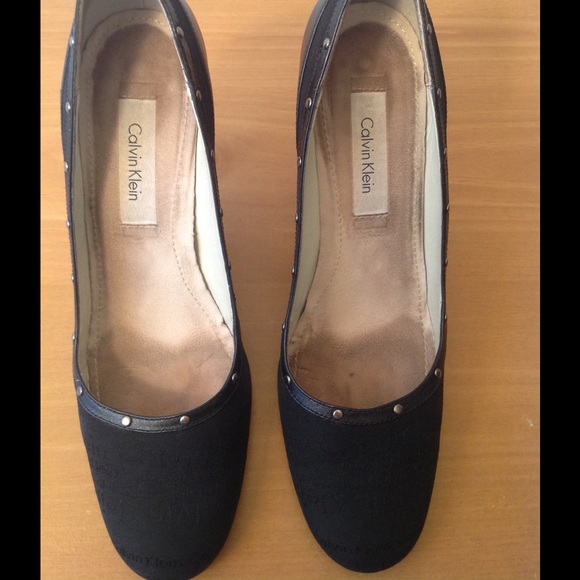 Calvin Klein Rounded Toe Pump - Picture 3 of 4