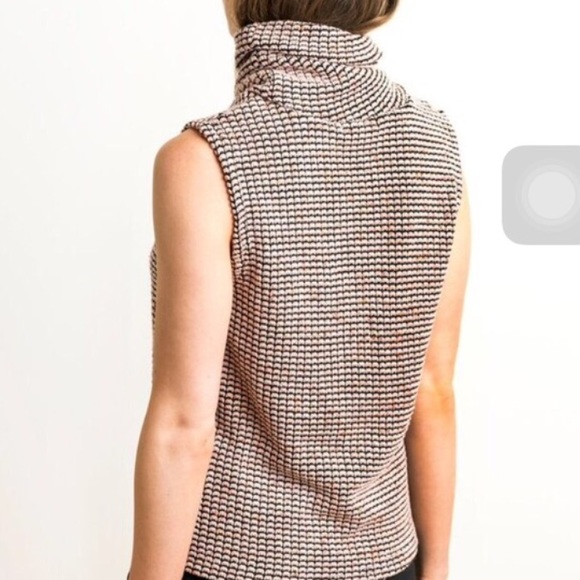 Sleeveless sweater in peach and black - Picture 3 of 3