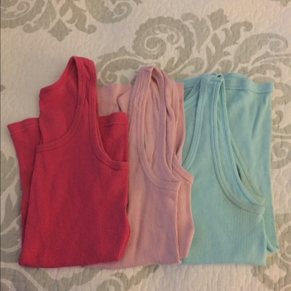 6 Piece Bundle Of Tanks Size-M - image 4
