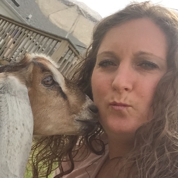 Meet your Posher, Nikki - Picture 2 of 2