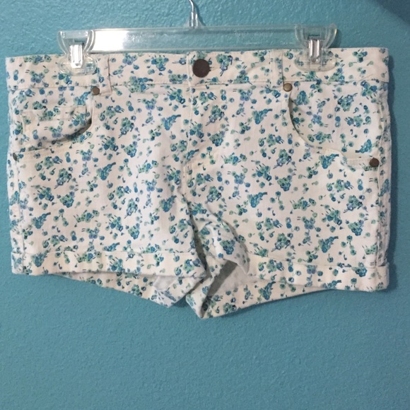 Blue flower patterned white shorts!!