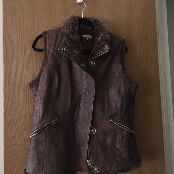 Leather vest with fake fur along the trim