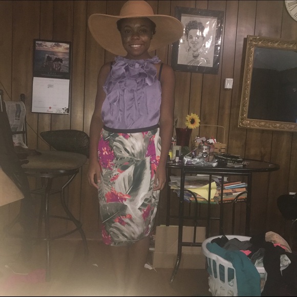 Purple ruffled top, Button missing in back - Picture 1 of 2