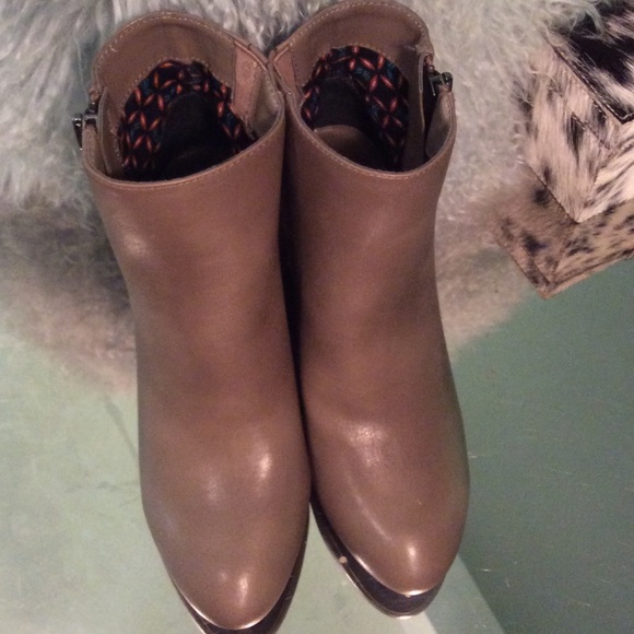 White mountain booties (NEW) - Picture 2 of 4