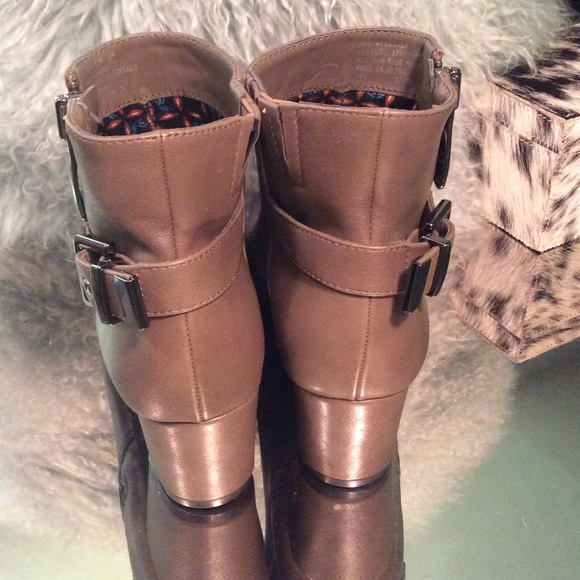 White mountain booties (NEW) - Picture 3 of 4