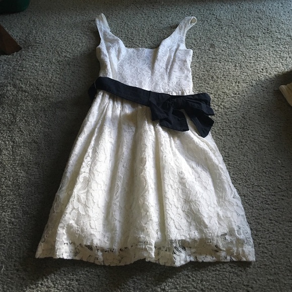 Whit thick lace dress! With navy bow belt