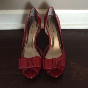 Red patent leather pumps