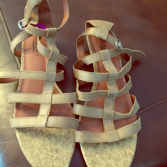 Strap sandals