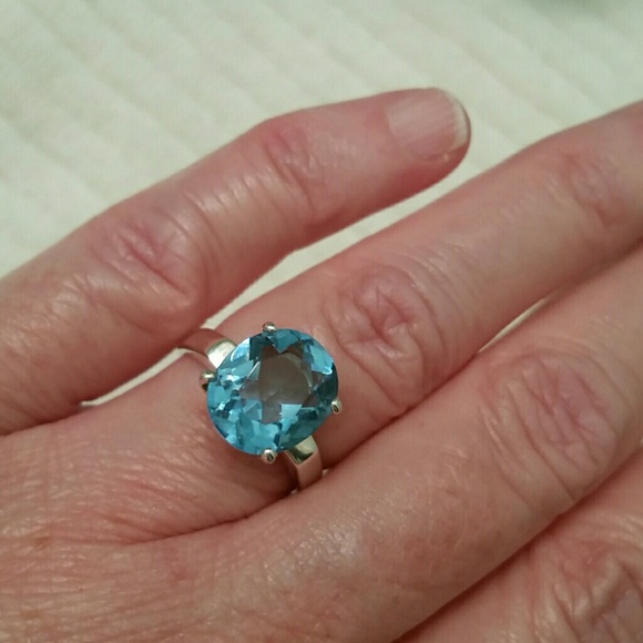 Jewelry - Blue topaz ring