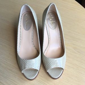 Cole Haan 7.5 Cream/white Snake Print Wedges