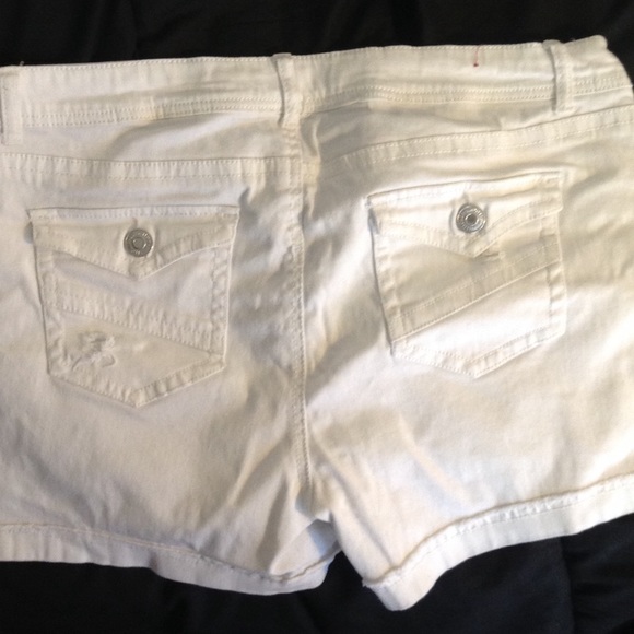 White shorts - Picture 2 of 3