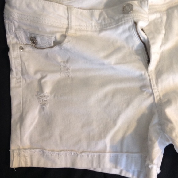 White shorts - Picture 3 of 3