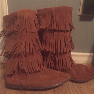 Minnetonka 3-Layer Fringe Boot, Size 10