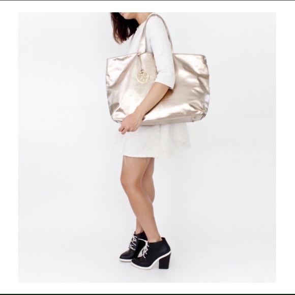 Glamorous Metallic Gold Carryall tote 😍 - Picture 6 of 8