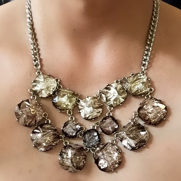 NWOT. Metallic "stones" necklace. Silver tone