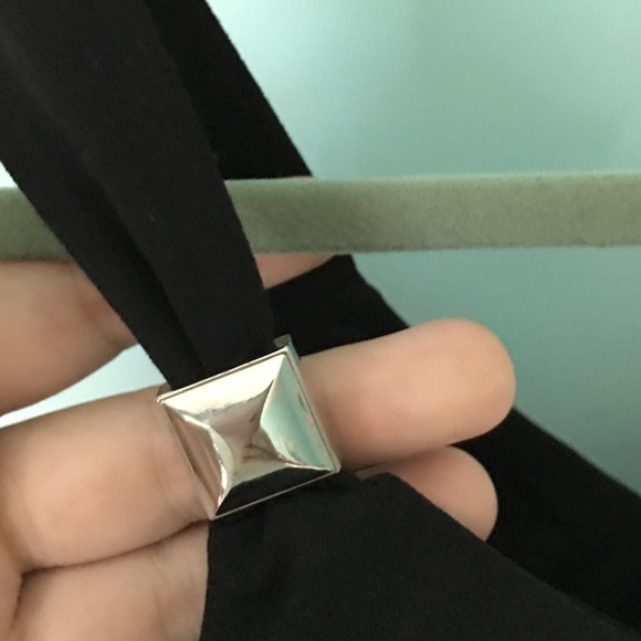 Simple and Elegant Black Blouse - Picture 3 of 4