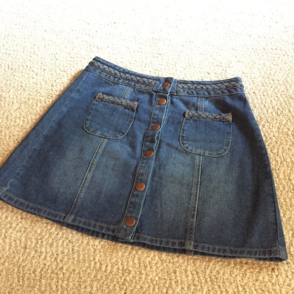 super cute denim skirt. never been worn