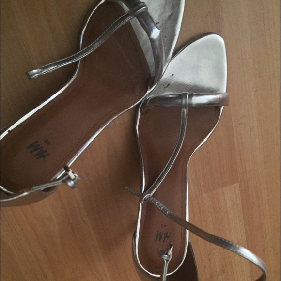 Metallic silver strapped heels hm