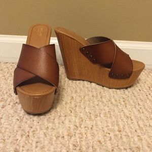 Brown wedge